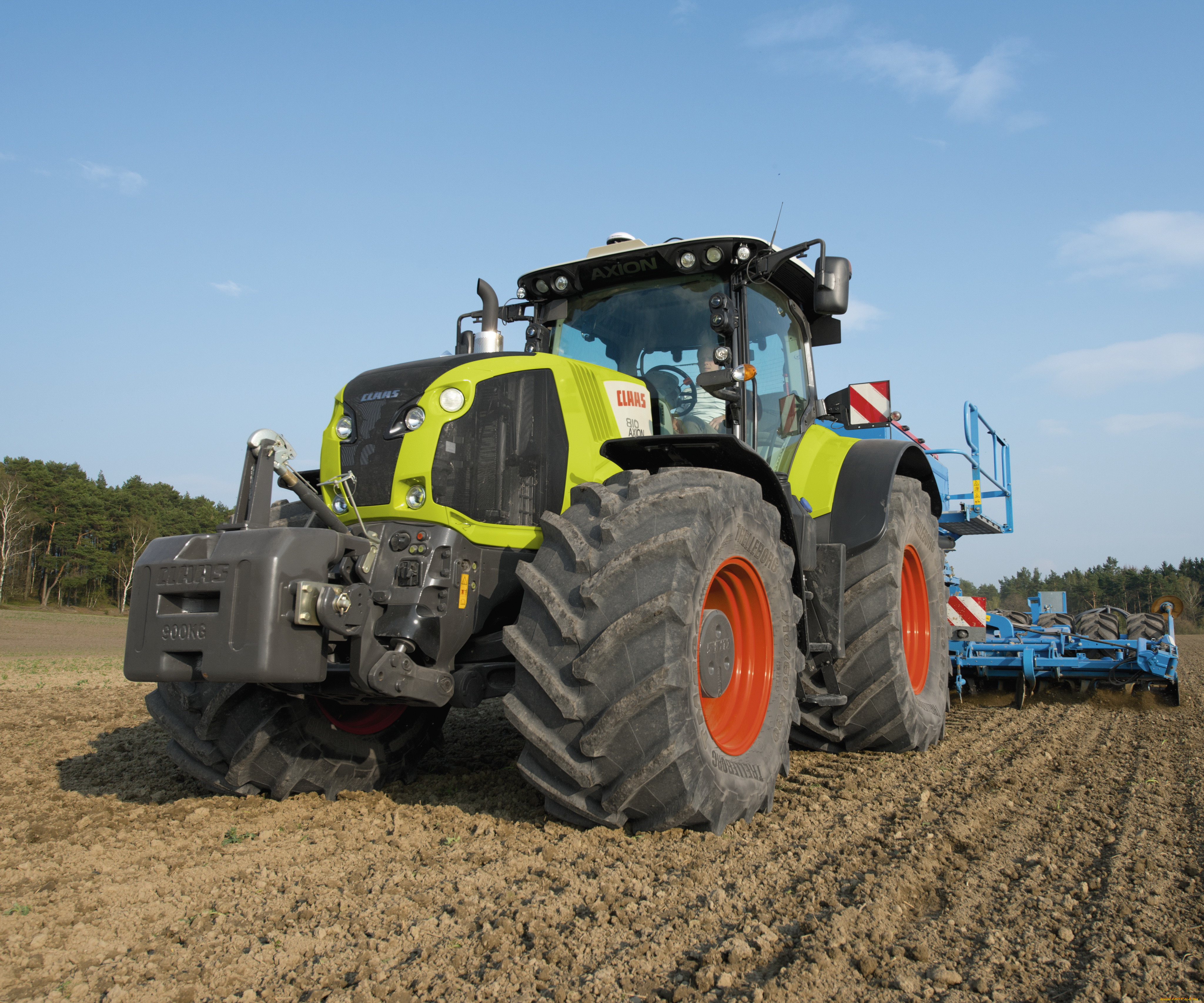 Трактор класс. Трактор CLAAS. Трактор Axion 980. Трактора CLAAS Модельный ряд. Трактор CLAAS Axion 950 на сенокосе.